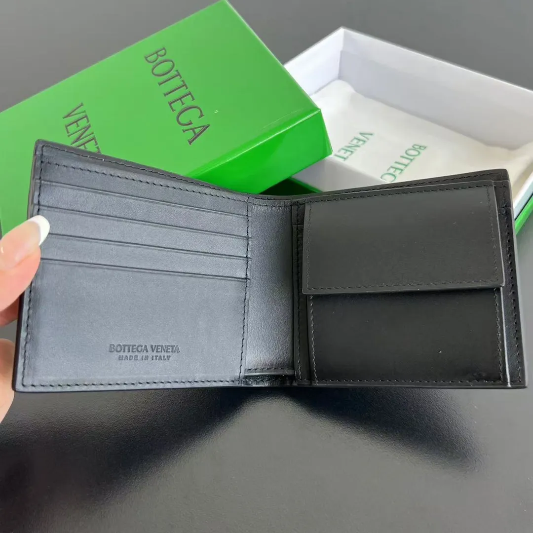 Batch 960 #Bv New bi-fold short clip with coin pocket 605722👏 A short clip with a coin pocket. There is a place to put coins and change☄️ Made of original cowhide. It is soft and delicate and makes people want to touch it all the time. It is equipped with 4 card slots, 2 banknote compartments, 2 extra pockets, and 1 coin purse. It is very tasteful and low-key. It is very good in terms of texture and practicality. Highly recommended👍👍 Size: 11x9.5